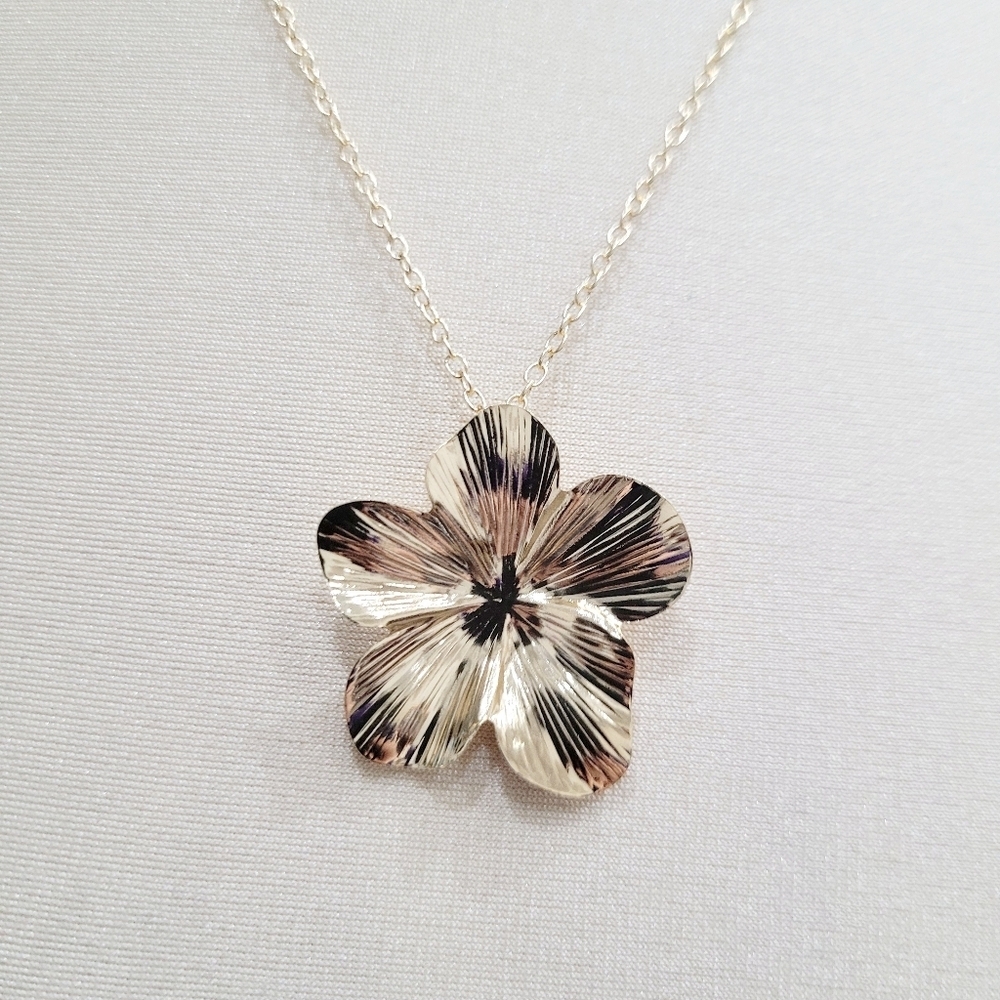 Brand New Gold Tone Flower Pendent Necklace 20"